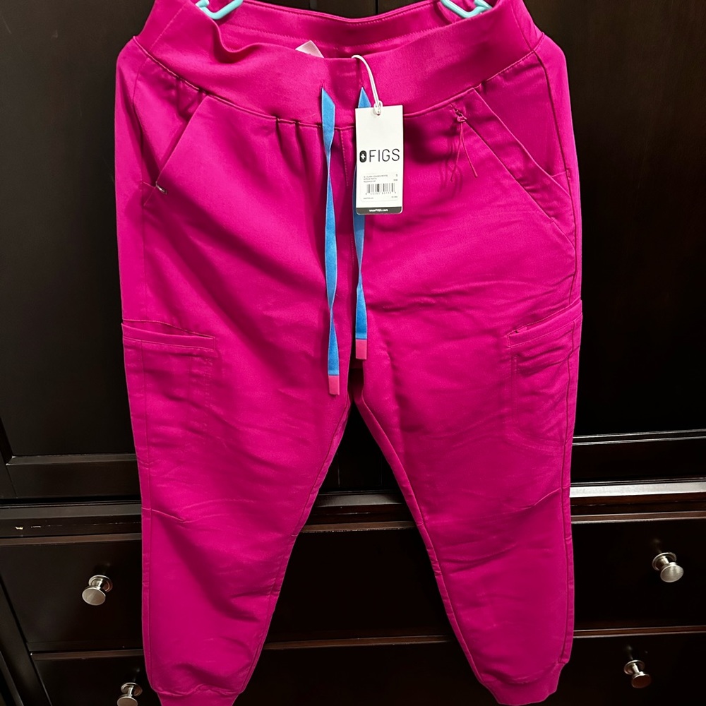 (SOLD) NWT Figs Clara joggers, raspberry sorbet small/r